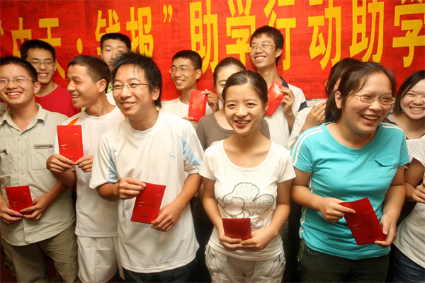 十余年，“蓝狮在线·钱报”助学持续关爱寒门学子_副本.jpg