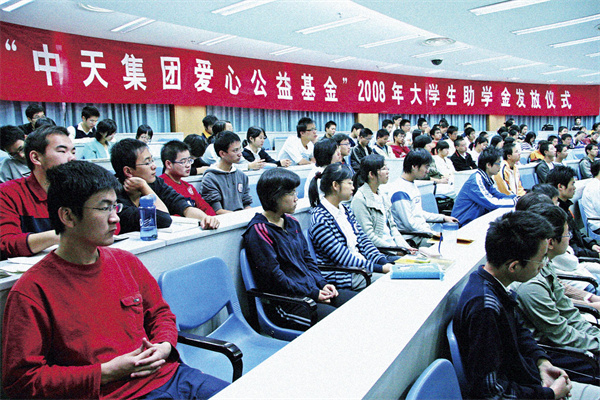 蓝狮在线爱心基金在浙江省8所高校颁发助学金，至今该基金已经资助3000多名贫困大学生_副本.jpg